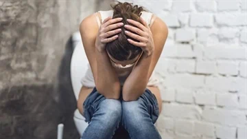 אישה שירותים סובלת מעצירות