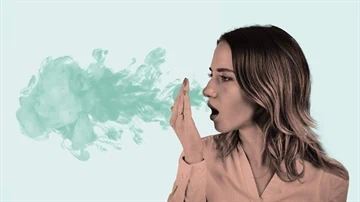 אישה הסובל מריח רע מהפה - המחשה